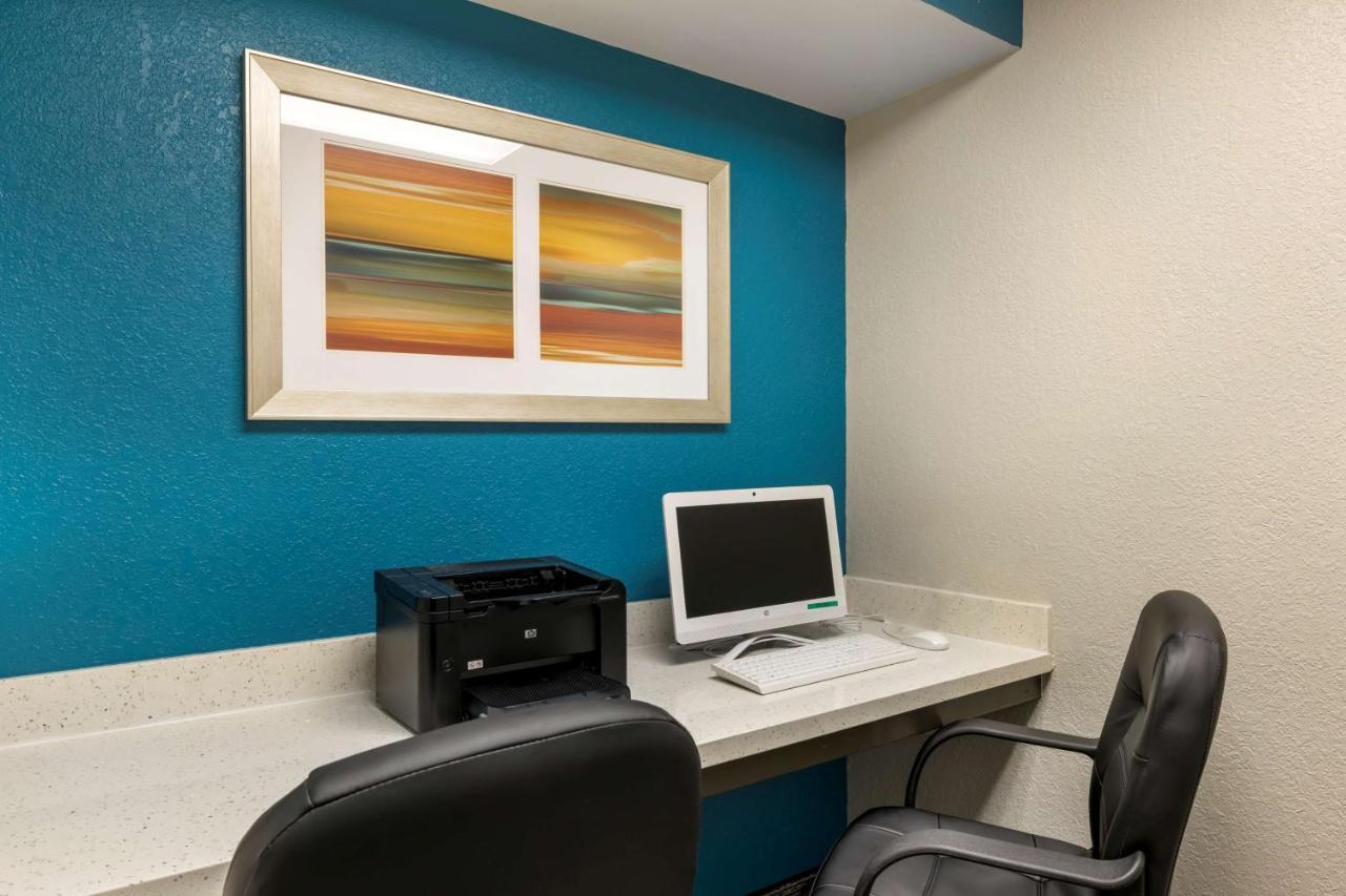 Best Western Watertown Inn & Suites Екстер'єр фото
