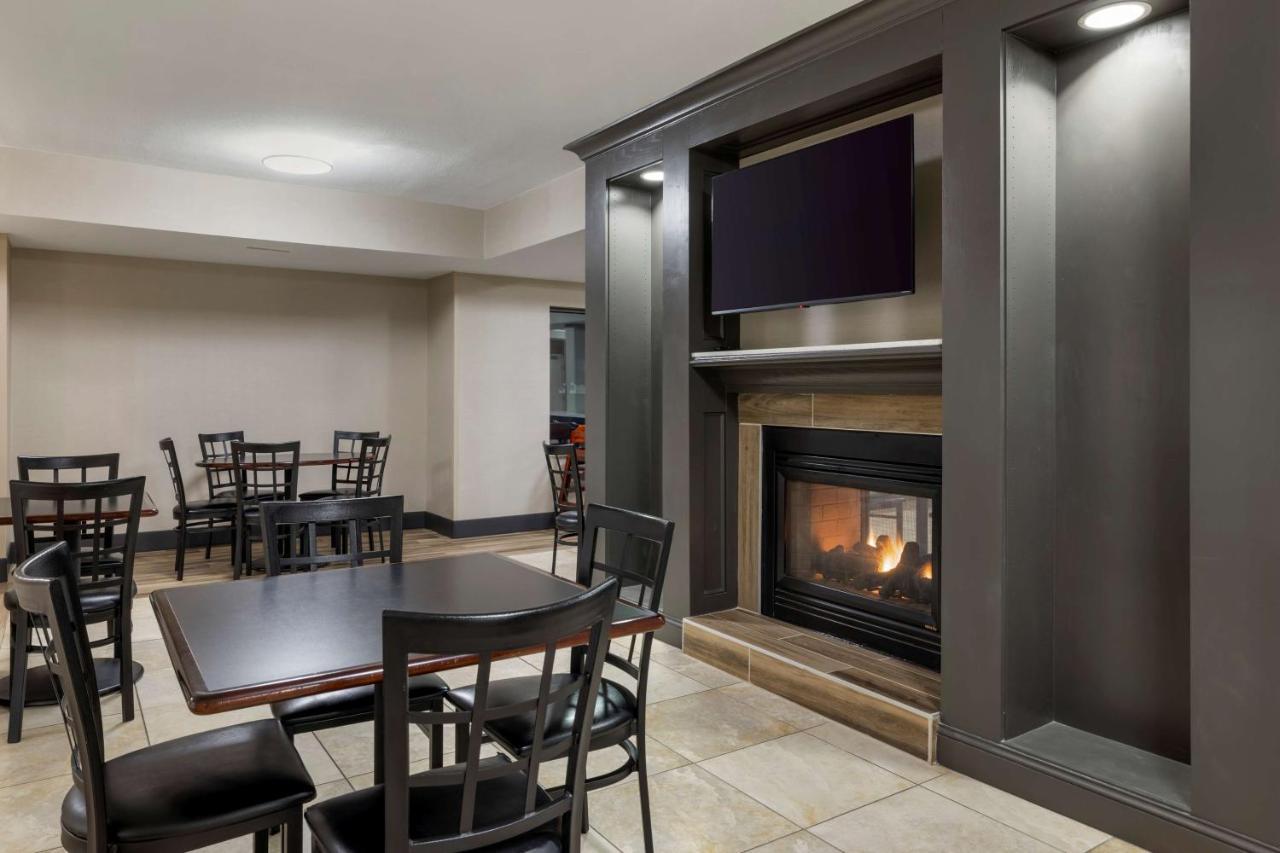 Best Western Watertown Inn & Suites Екстер'єр фото