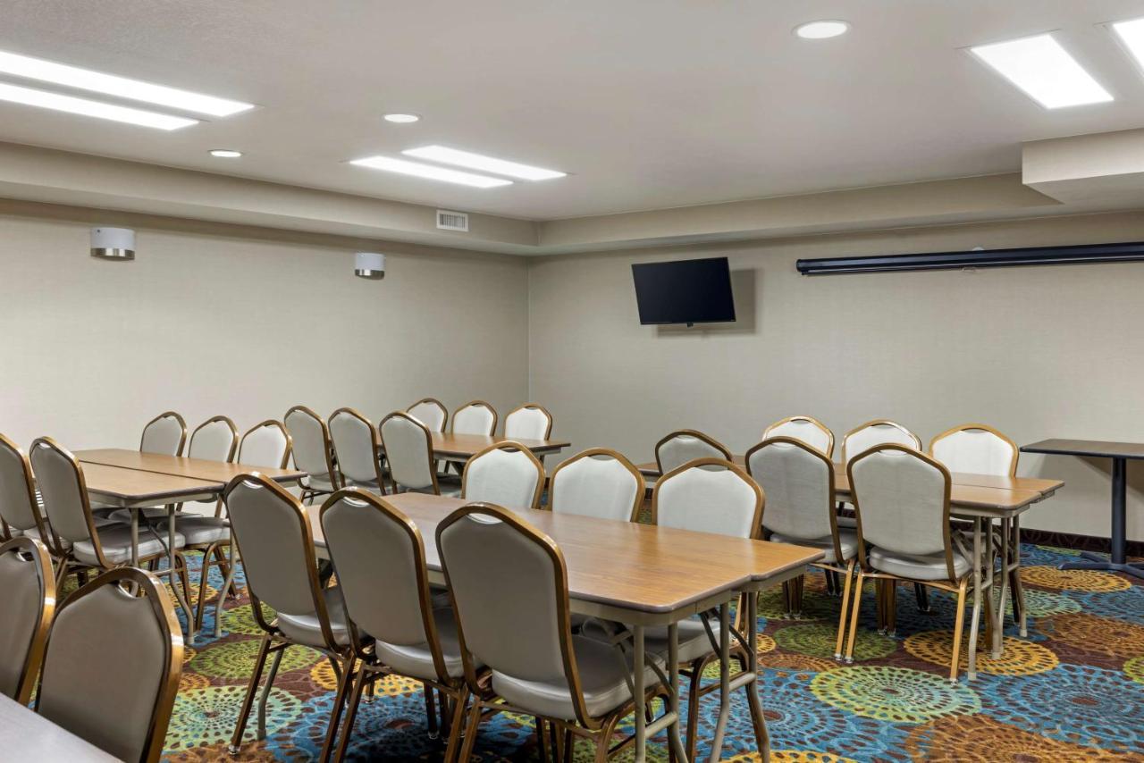 Best Western Watertown Inn & Suites Екстер'єр фото